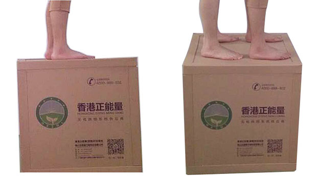 香港正能量新型包装箱站两个人也坚韧无比