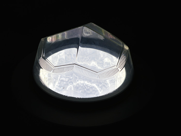 导光管采光系统在漆黑的室外散发钻石光芒